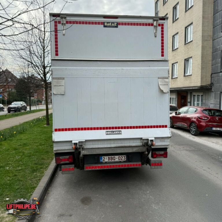 camionnette-de-demenagement-avec-chauffeur